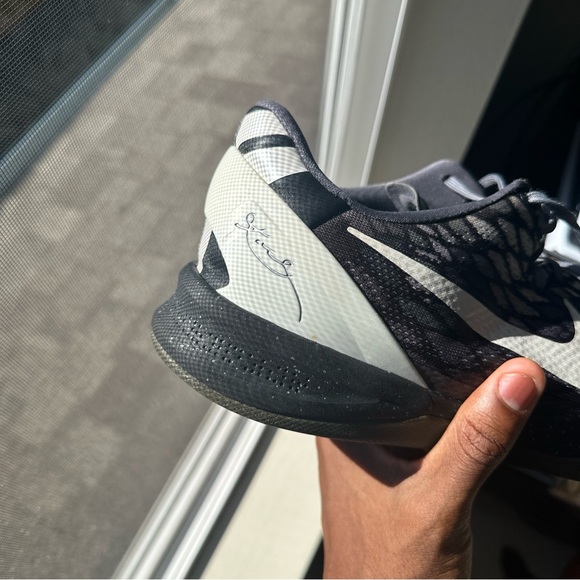 Kobe 8 Nike is size 12.5 - Picture 4 of 11